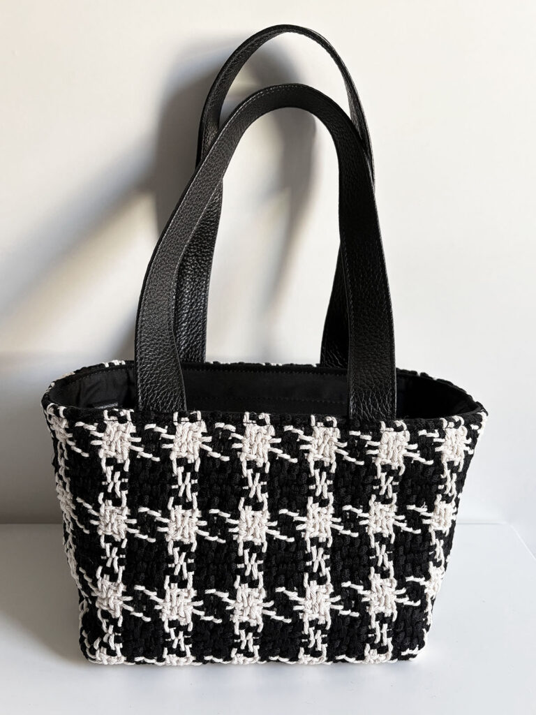 Borsa creata con tessuto realizzato con telaio a mano