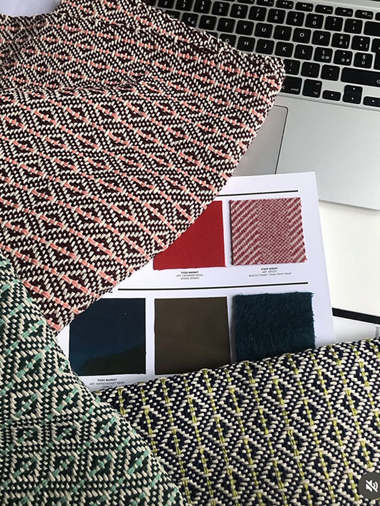 Campioni di tessuti realizzati su telaio a mano e ricerca colori per la progettazione delle borse Textile Emotion
