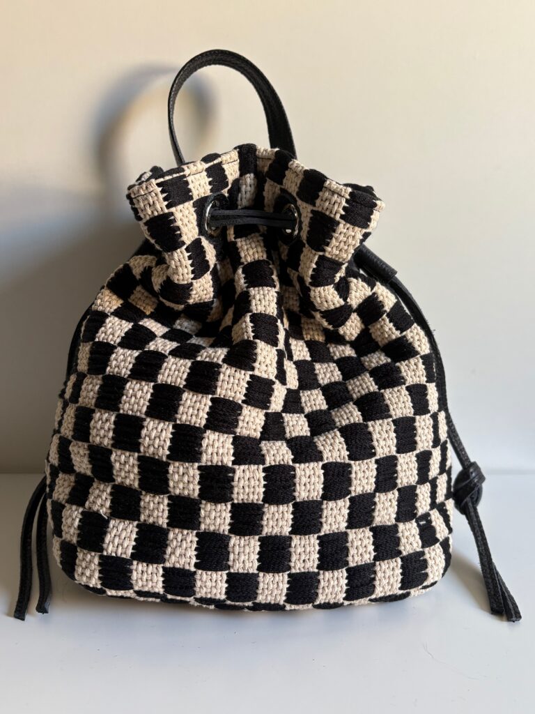 Borsa secchiello Made in Italy, realizzata con tessuto fatto a telaio da Textile Emotion