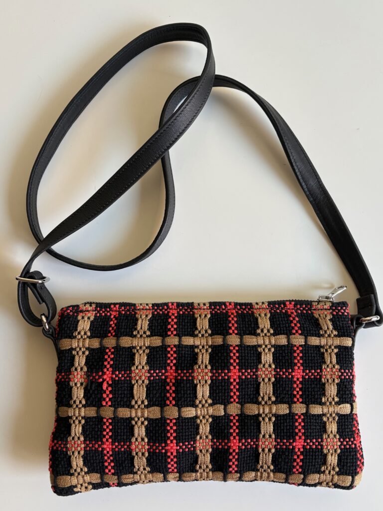 Pochette a tracolla, realizzata con tessuto fatto a telaio da Textile Emotion