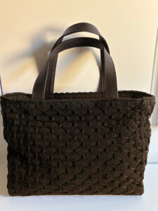 Elegante borsa tessuta a mano, manici in pelle marrone