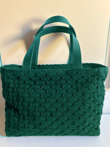 Elegante tote bag tessuta a mano, verde bosco con manici in pelle coordinati