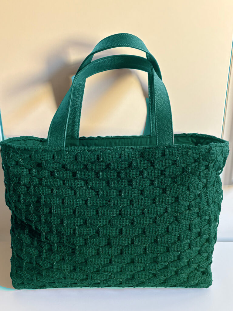 Elegante tote bag tessuta a mano, verde bosco con manici in pelle coordinati