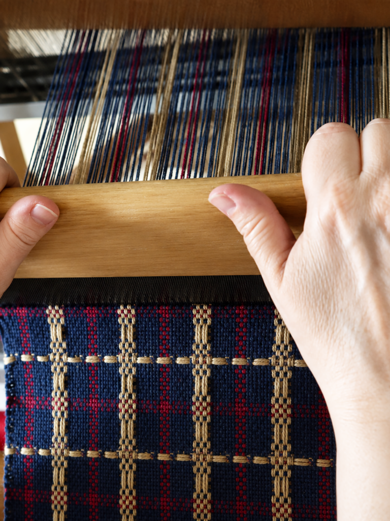 Tessitura artigianale per la creazione di tessuti per realizzare le borse Textile Emotion